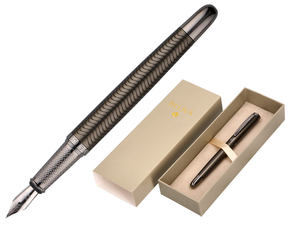 STYLO-PLUME BELIUS NEPTUNO ALUMINIUM TEXTURE ONDULEE ATTRIBUTS GUN ENCRE BLEUE COLORIS KAKI DANS COFFRET CADEAU