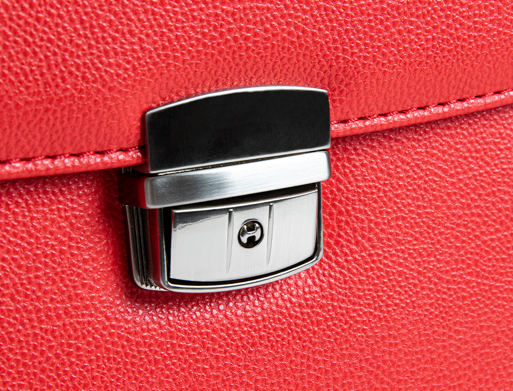 PORTE-DOCUMENTS Q-CONNECT 3 COMPARTIMENTS POIGNEE IMITATION CUIR SERRURE METALLIQUE 39X28x11,5CM COLORIS ROUGE