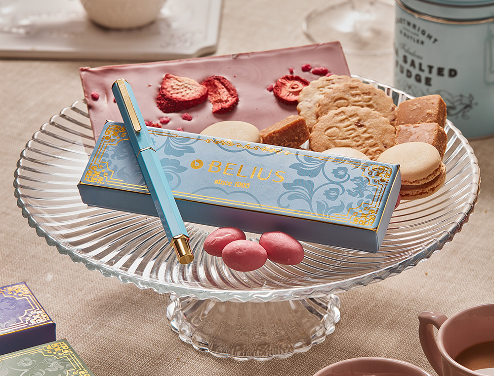 STYLO-BILLE BELIUS MACARON BLISS HEXAGONAL ALUMINIUM DETAILS ET ATTRIBUTS OR ENCRE BLEUE COLORIS BLEU COFFRET CADEAU