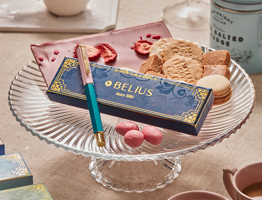 STYLO-BILLE BELIUS MACARON BLISS HEXAGONAL ALUMINIUM DETAILS ET ATTRIBUTS OR ENCRE BLEUE COL. BLEU/ROSE COFFRET CADEAU