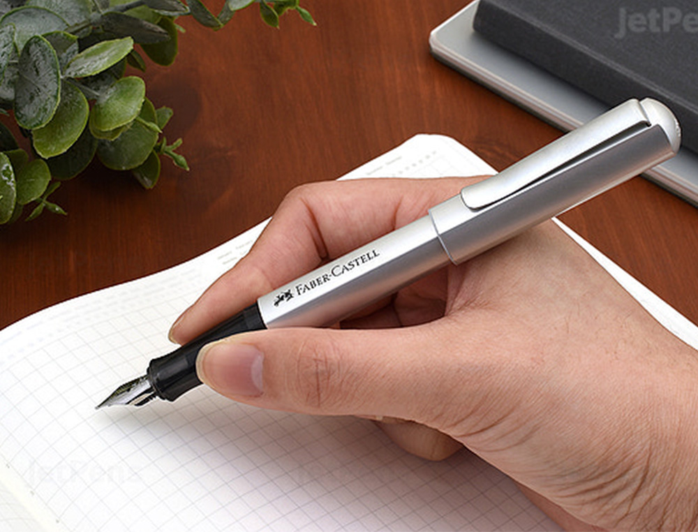 STYLO-PLUME FABER CASTELL HEXO POINTE MOYENNE EN ACIER  INOXIDABLE ROSE