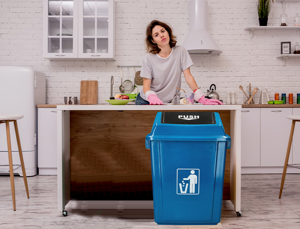 POUBELLE Q-CONNECT PLASTIQUE COUVERCLE BASCULANT 58L       470X330X760MM COLORIS BLEU