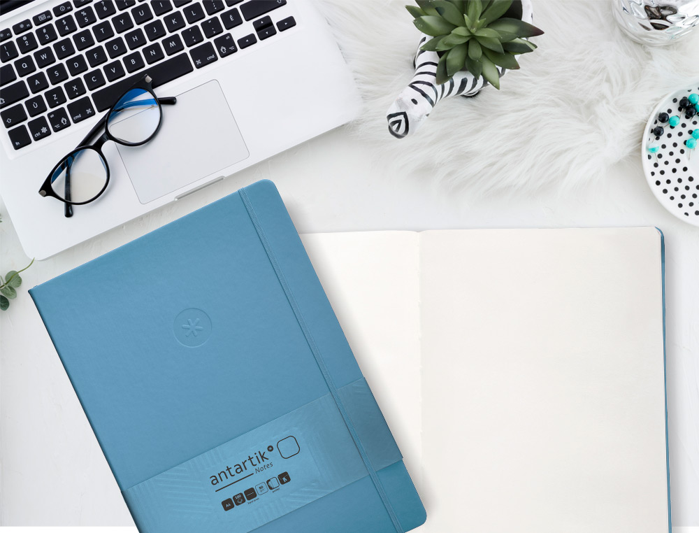 CARNET FERMETURE ELASTIQUE ANTARTIK NOTES COUVERTURE RIGIDE A4 PAPIER UNI IVOIRE 100 FEUILLES 80GR FSC BLEU CIEL