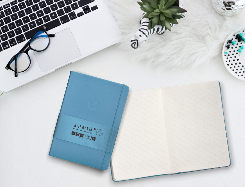 CARNET FERMETURE ELASTIQUE ANTARTIK NOTES COUVERTURE     RIGIDE A5 LIGNE 100 FEUILLES  80GR FSC COLORIS BLEU CIEL