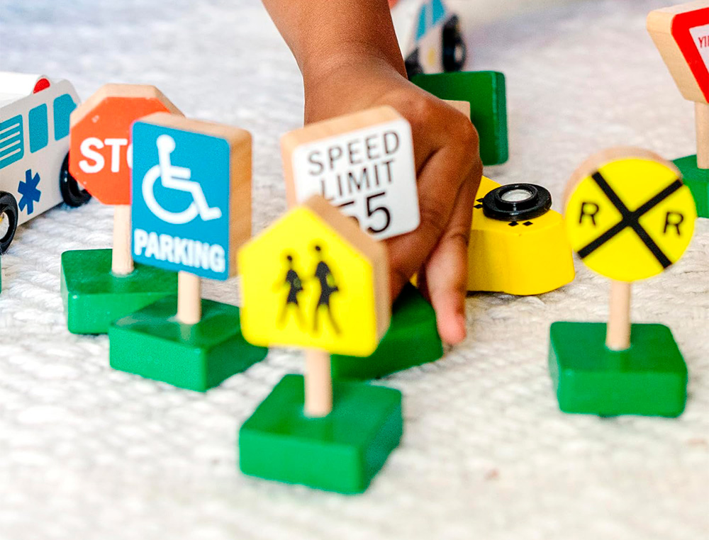 JEU ENFANT IMAGINOVO VEHICULES ET PANNEAUX SIGNALISATION BOIS +3 ANS 16 PIECES 30X22X4 CM