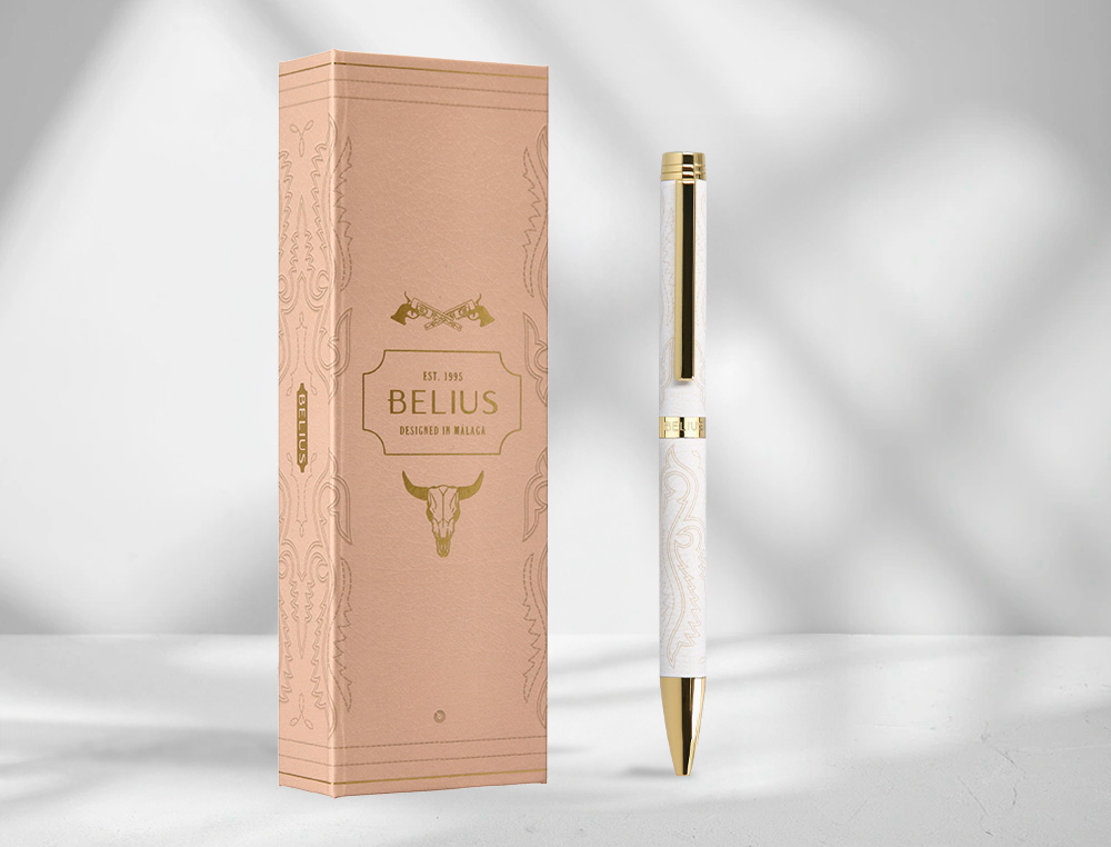 STYLO-BILLE BELIUS WILD WEST ALUMINIUM ENCRE BLEUE         ATTRIBUTS DORES COLORIS CREME COFFRET DESIGN