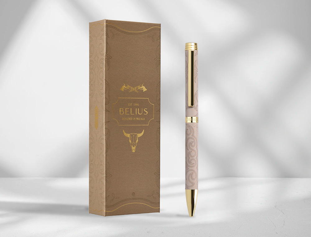 STYLO-BILLE BELIUS WILD WEST ALUMINIUM ENCRE BLEUE         ATTRIBUTS DORES COLORIS BEIGE COFFRET DESIGN