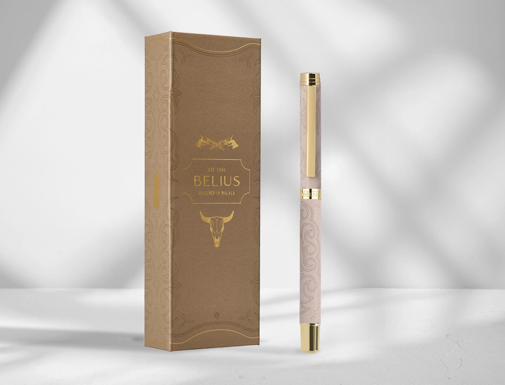 STYLO-BILLE BELIUS WILD WEST ALUMINIUM ENCRE NOIRE         ATTRIBUTS DORES COLORIS BEIGE COFFRET DESIGN