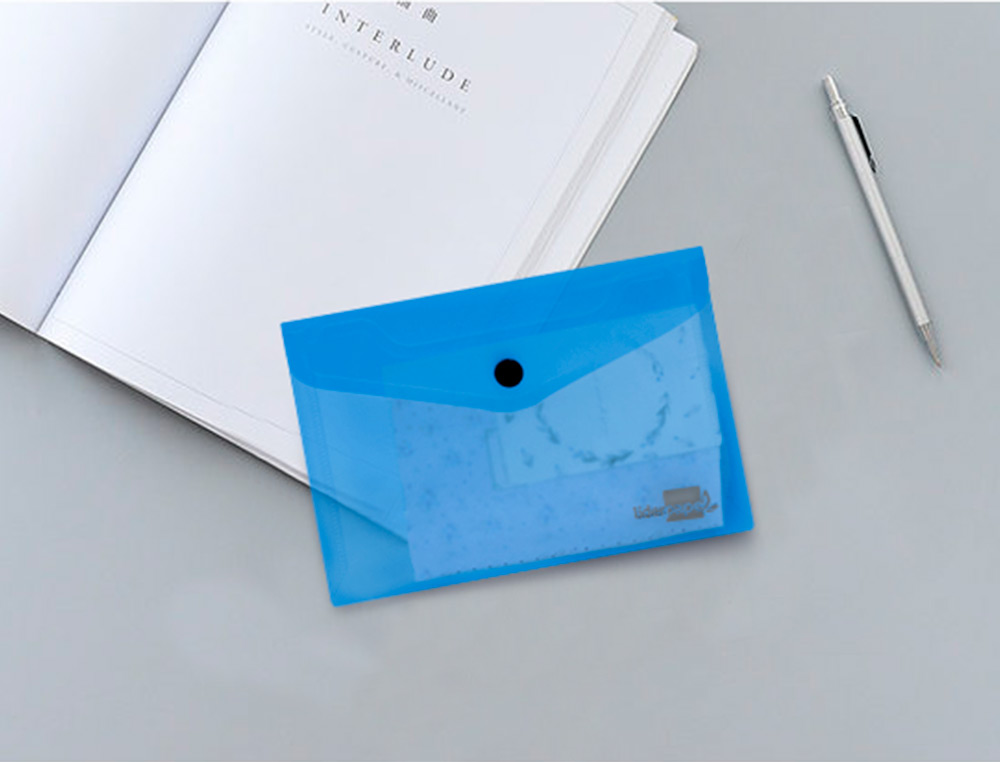 POCHETTE ENVELOPPE LIDERPAPEL POLYPROPYLNE 180 MICRONS A7 105X74MM 50F FERMETURE BOUTON RSISTANT TRANSPARENT BLEU
